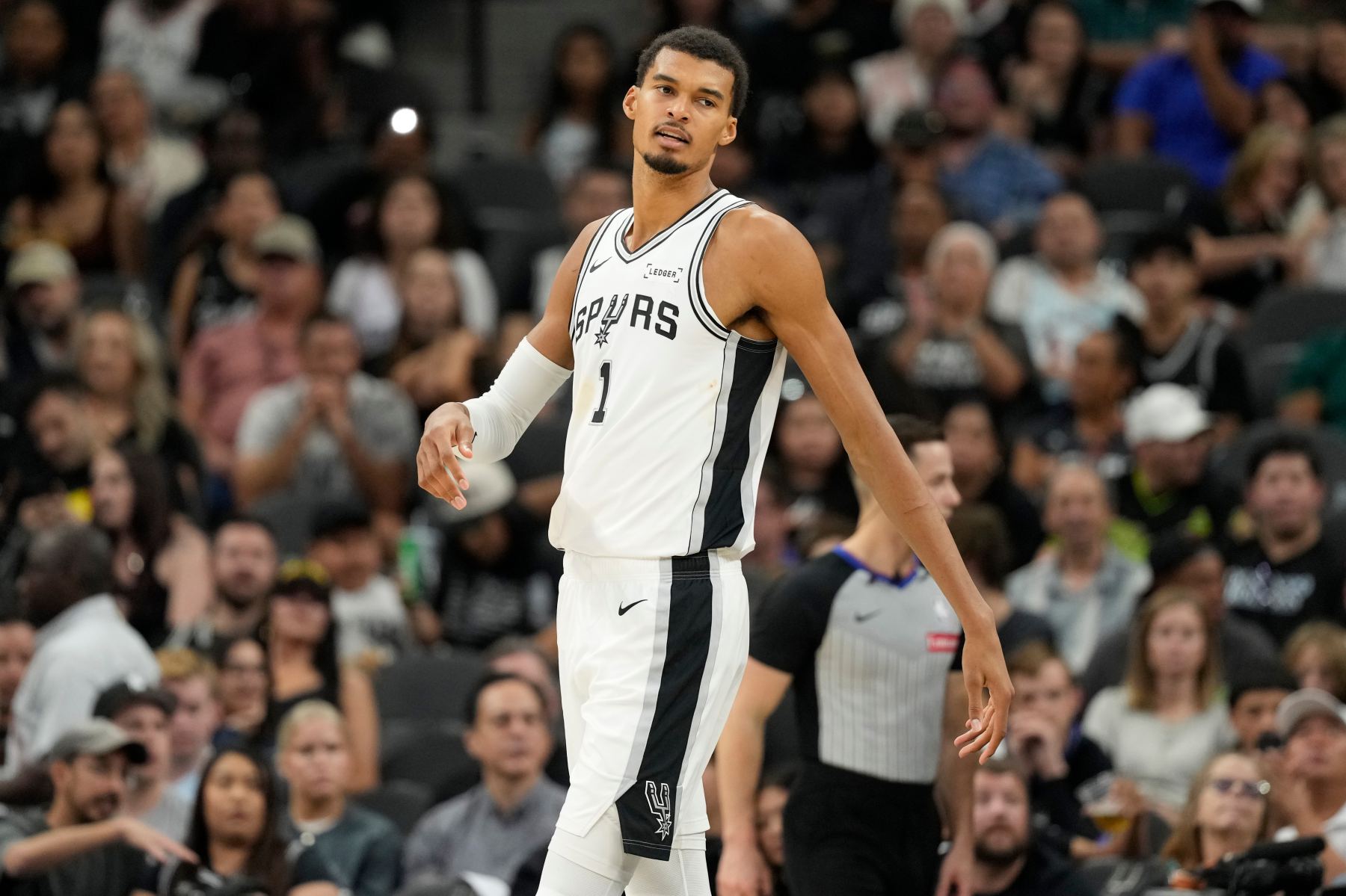 O técnico do Spurs fala sobre as 6 faltas de Wenban: Este é um jogo estranho, com muitas violações e confrontos acirrados