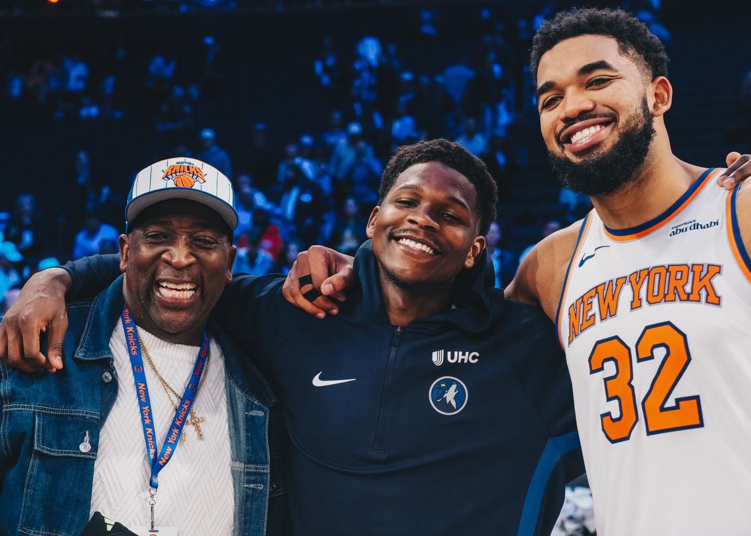 Ainda bons irmãos! Edwards tirou uma foto com Towns e seu filho após o jogo e presenteou-o com tênis de basquete autografados.