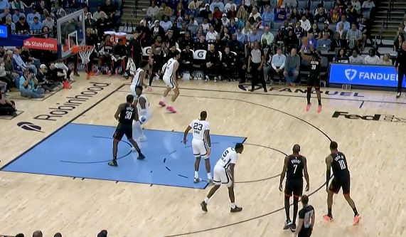 Surpresa! Okogie acertou 3 de 3 arremessos de três pontos no terceiro quarto e marcou 11 pontos, ajudando o Rockets a aumentar a diferença.