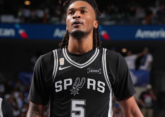 Castle: É muito difícil jogar contra Curry. Estou surpreso por conseguir marcar um triplo-duplo com Wenbanyama.
