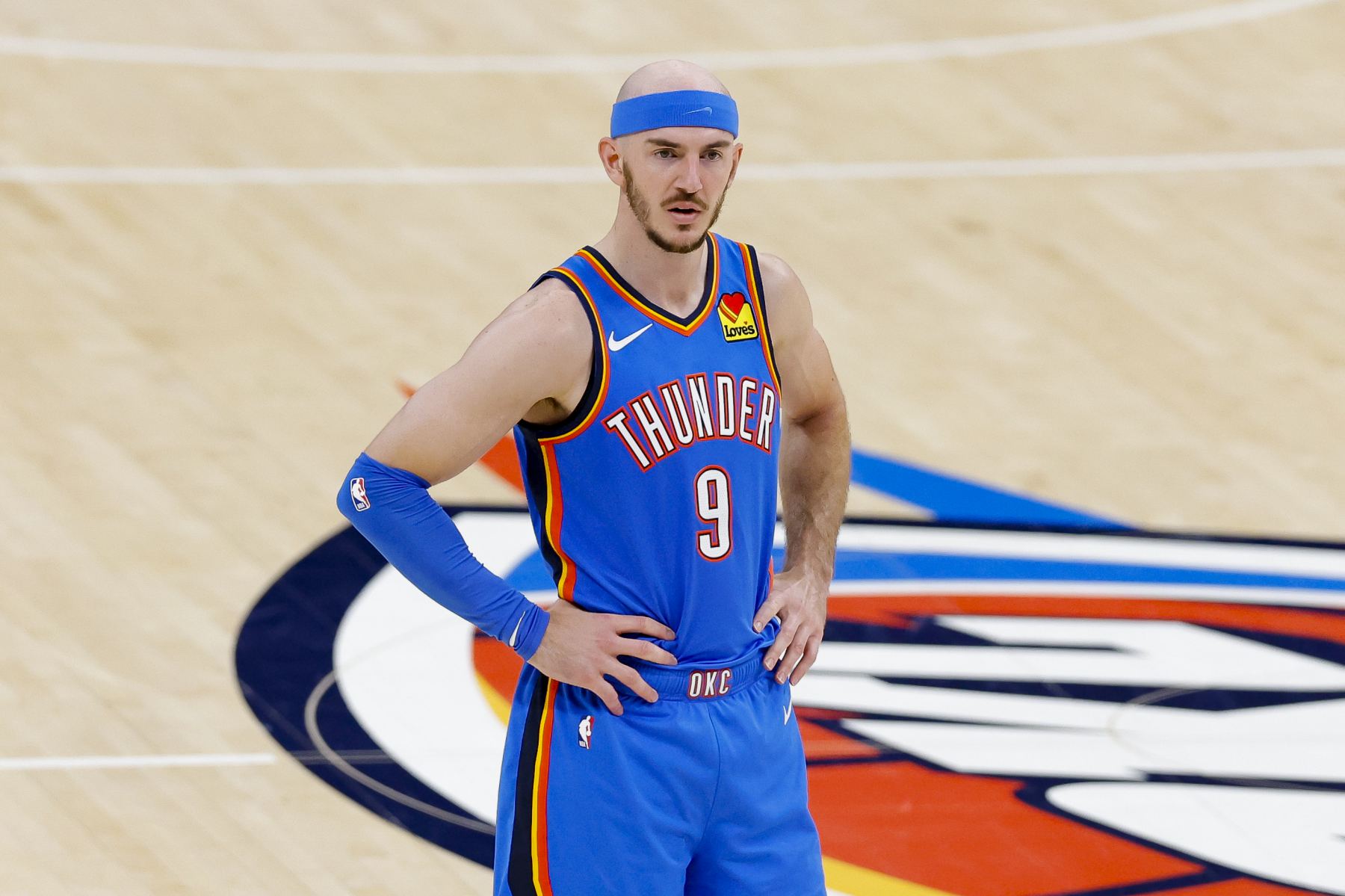 Os reservas do Lakers marcaram apenas 2 pontos no intervalo, enquanto Caruso, do Thunder, marcou 10 pontos sozinho.