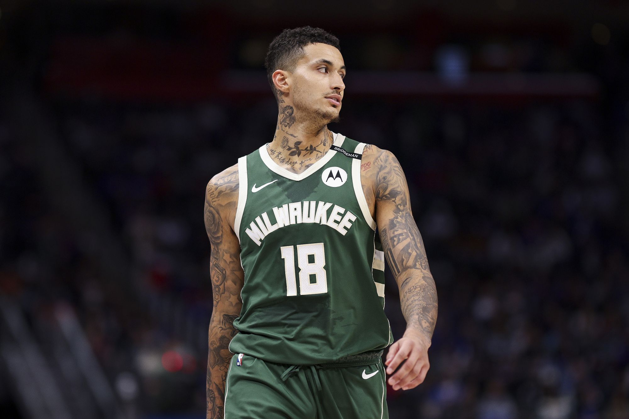 O ataque falhou completamente! O Bucks marcou apenas 34 pontos no intervalo e ficou surpreso. Kuzma marcou 0 de 6 gols.