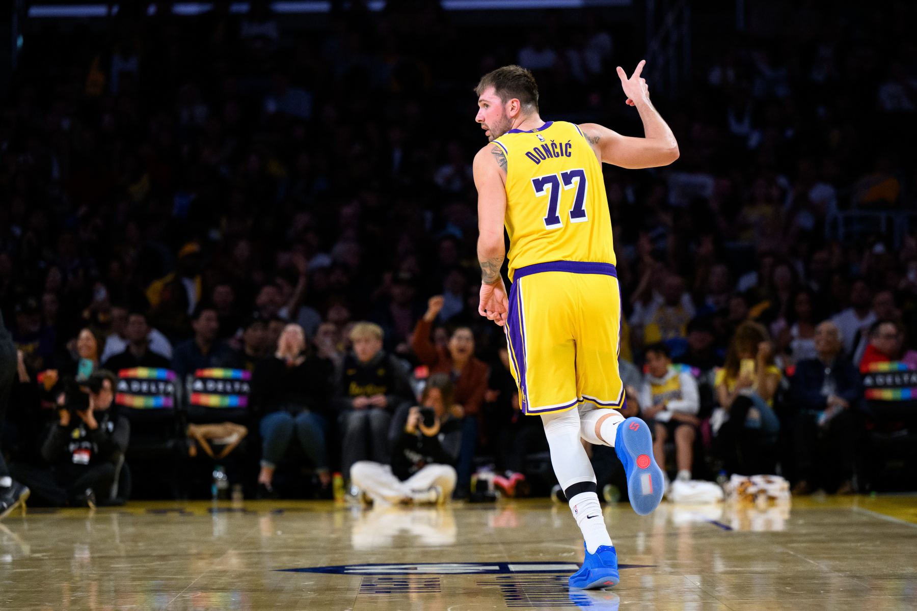 Amarrou seu próprio recorde mais rápido! Doncic alcançou 300+75+75 dados nos primeiros 9 jogos